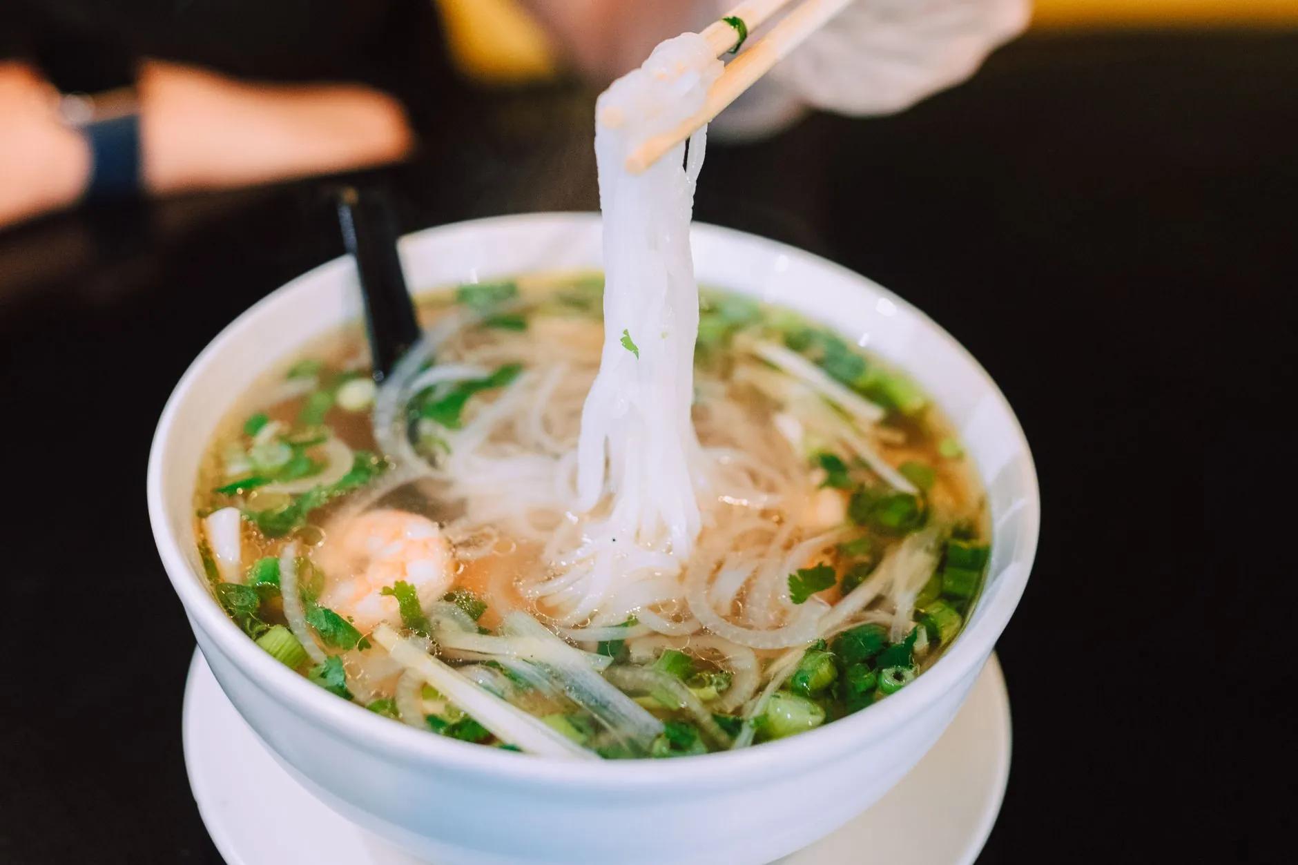 湖北食品饮料包装线升级:速鑫斌自动化码垛机技术方案解析
